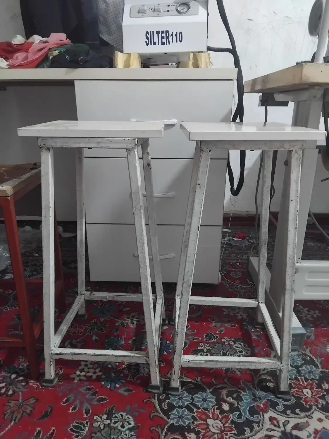 دو عدد صندلی و یک نیمکت|صندلی و نیمکت|کارون, |دیوار