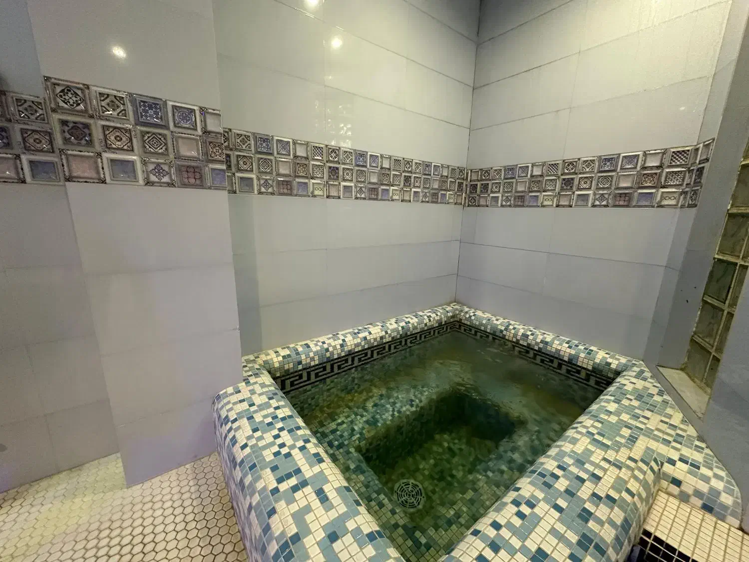 ویلا استخردار فانوس خانوادگی|اجارهٔ کوتاهمدت ویلا و باغ|ایزدشهر, |دیوار