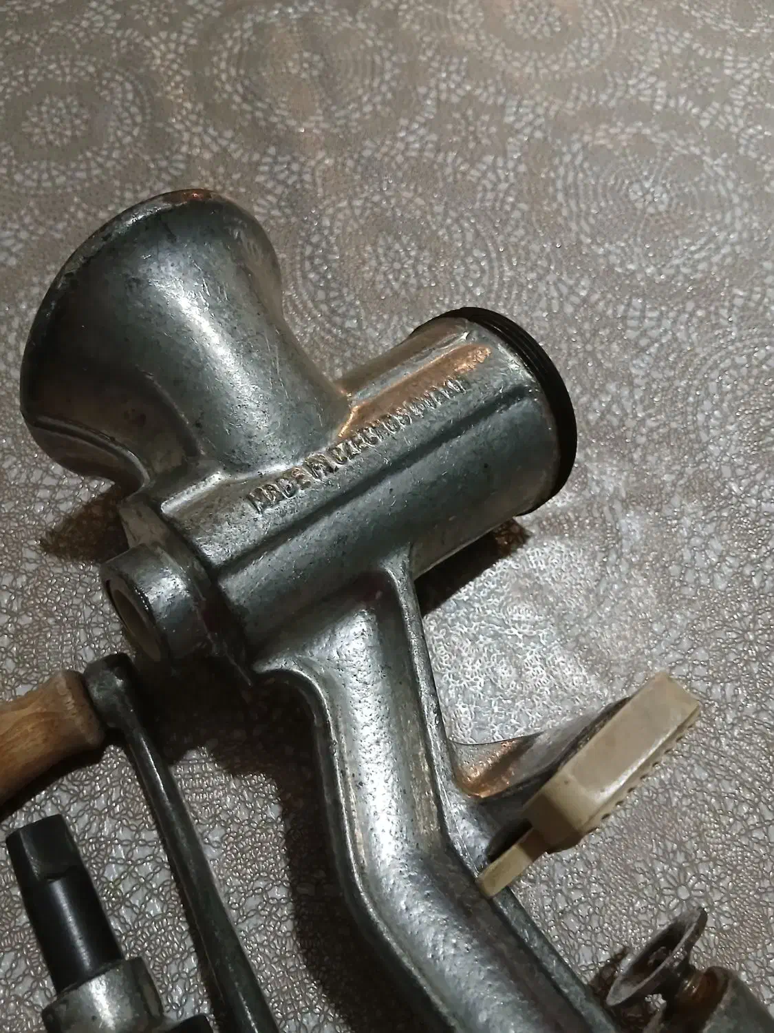 چرخ گوشت دستی|کلکسیون اشیاء عتیقه|تبریز, |دیوار