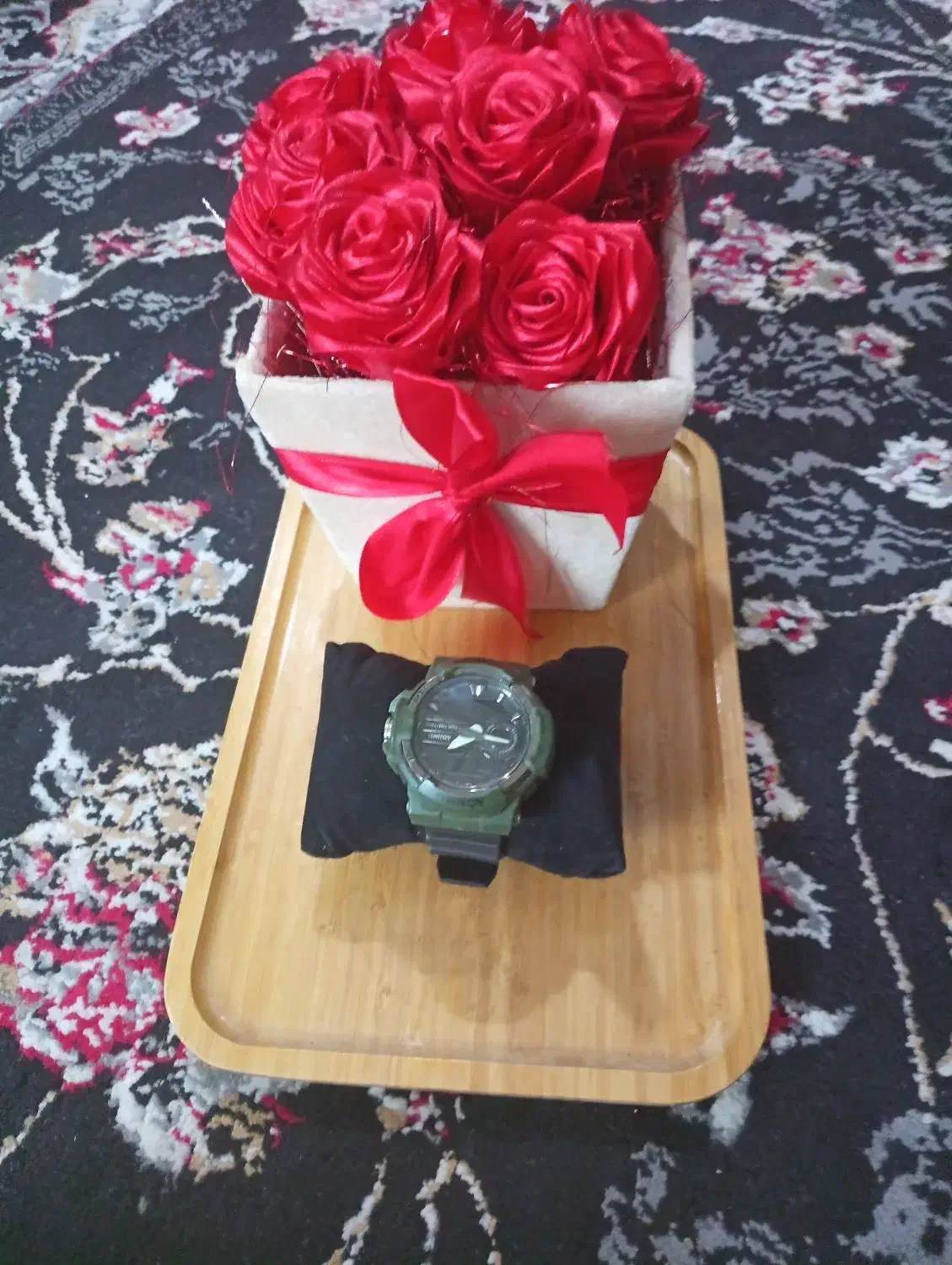 ساعت رنگ سبز برای فروش مارک|ساعت|کنار تخته و کمار, |دیوار