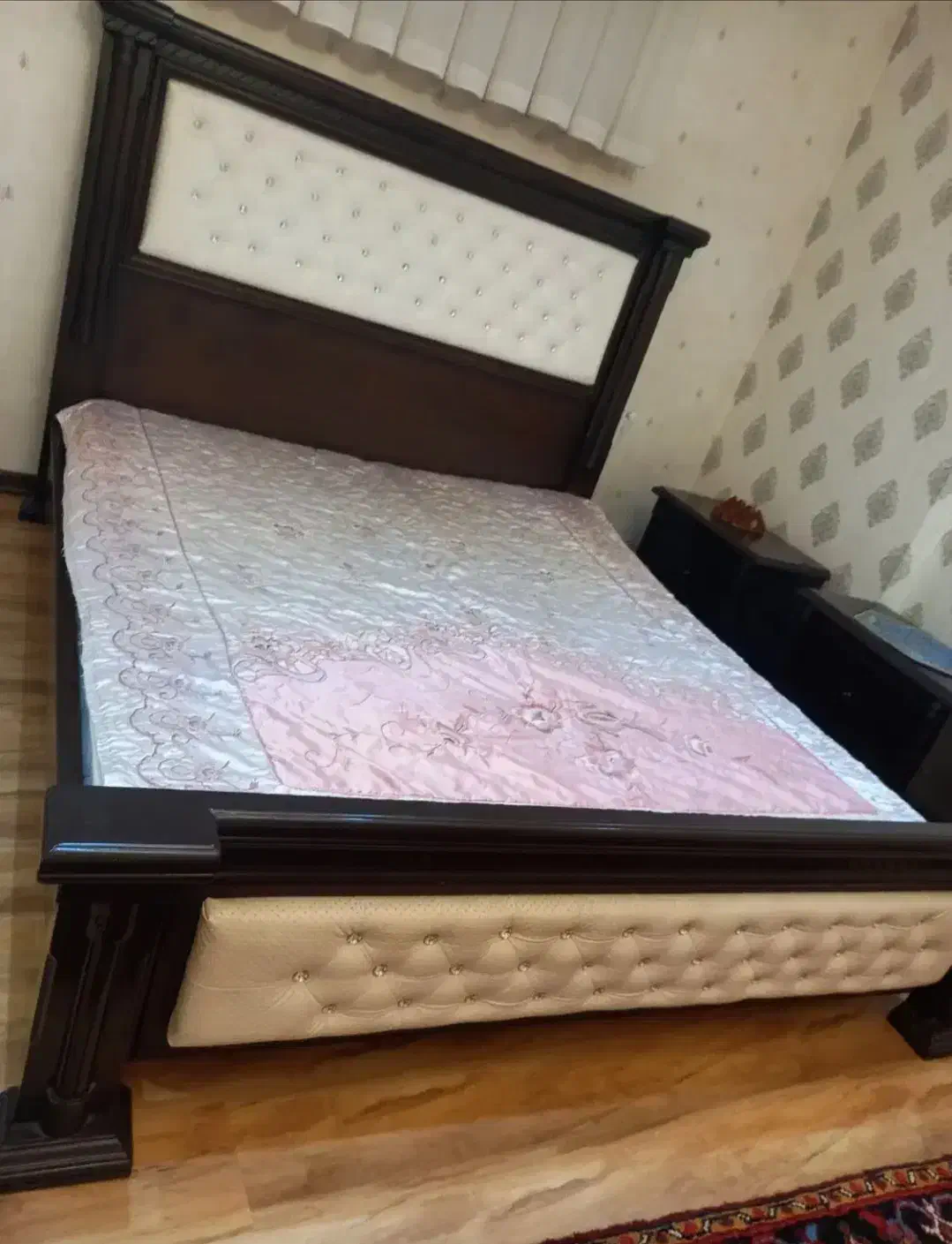 تختخواب دو نفره نگین دار|تخت و سرویس خواب|تبریز, |دیوار