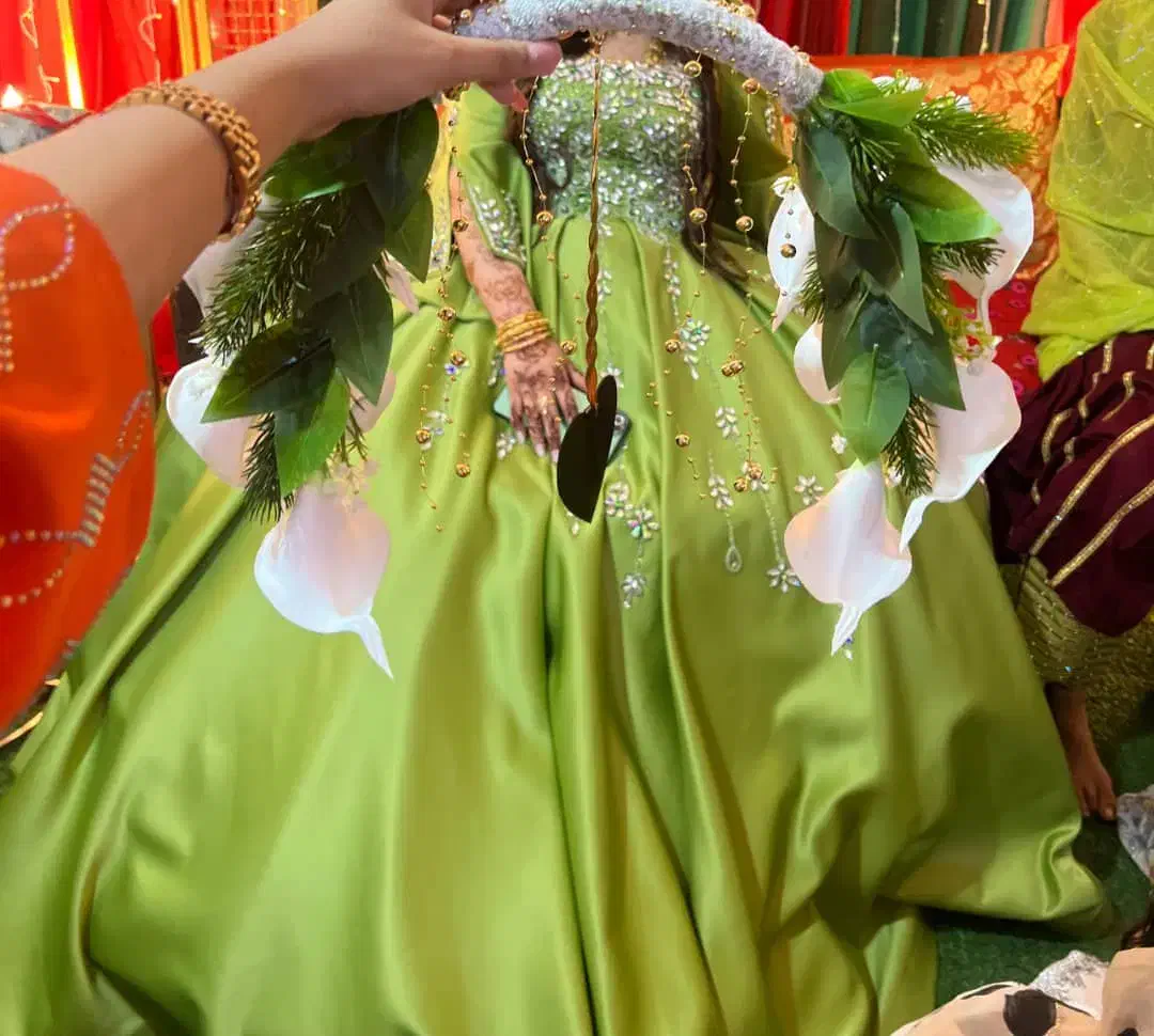 لباس حنا|لباس|میناب, |دیوار