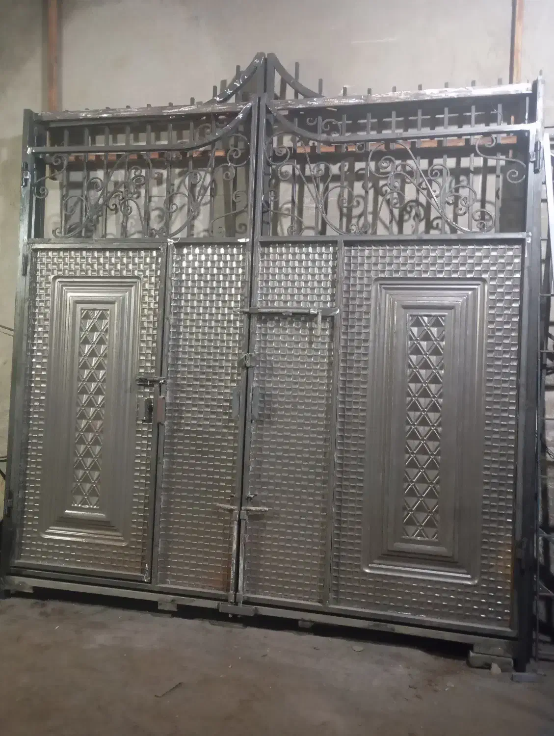 دربهای نوودست دوم. آهنی|مصالح و تجهیزات ساختمان|بروجرد, |دیوار