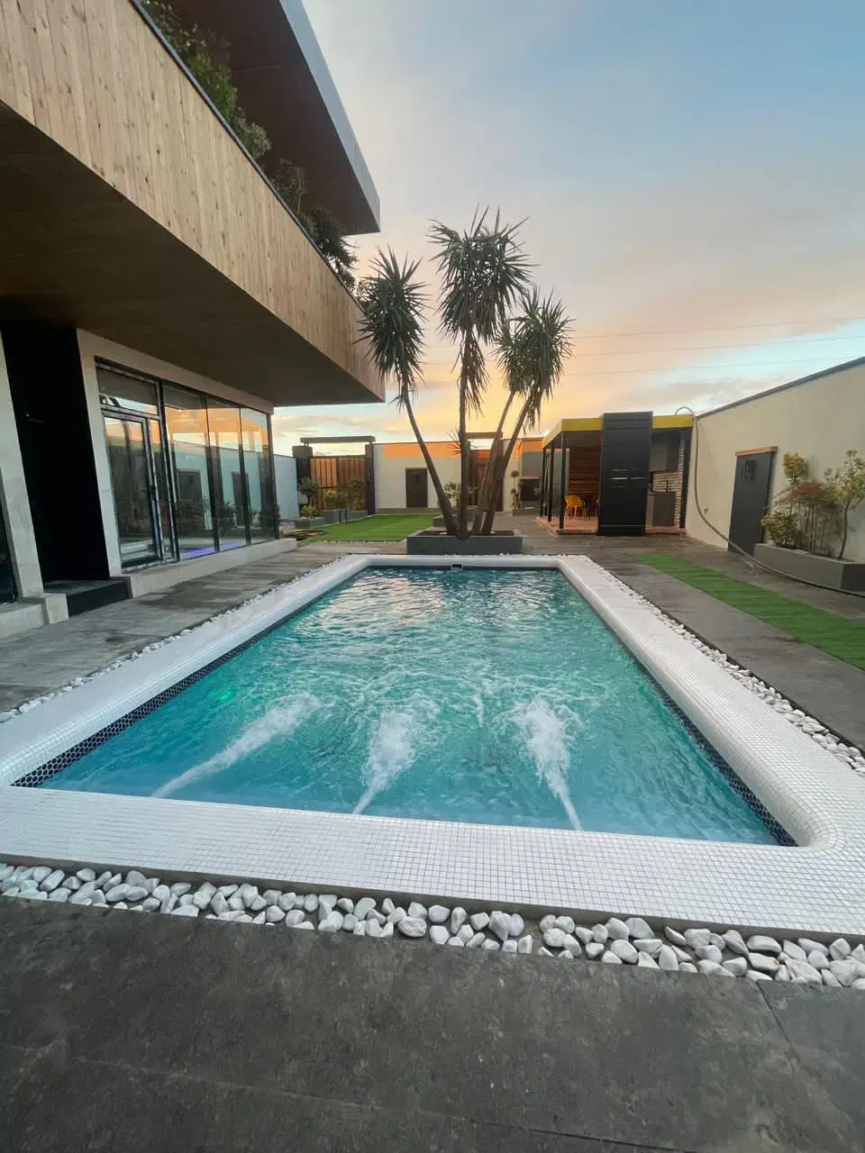 اجاره ویلا مدرن دو استخر|اجارهٔ کوتاه‌مدت ویلا و باغ|بندر انزلی, ساحل قو|دیوار