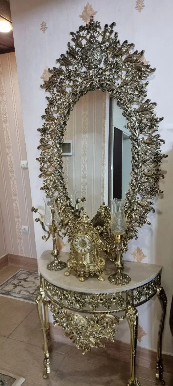 آینه شمعدان و ساعت|آینه|نیشابور, بزرگمهر|دیوار