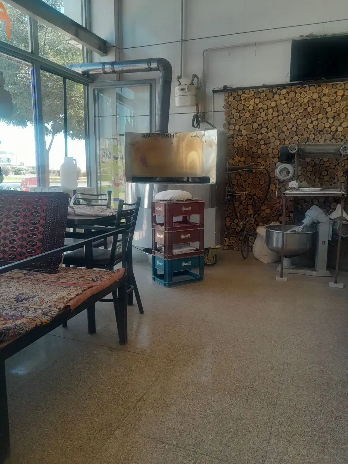 به یه خانم جهت کار در رستوران ساعت ۷ تا ۱۱|استخدام خدمات فروشگاه و رستوران|قروه, |دیوار