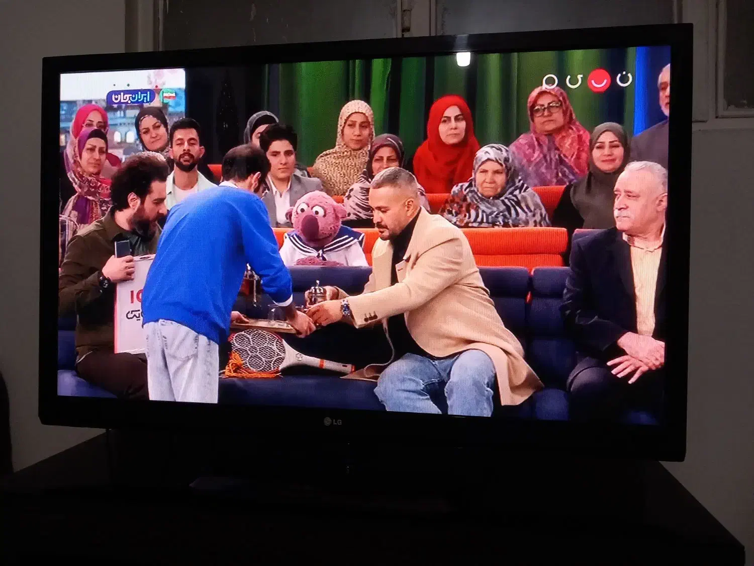 یک دستگاه تلویزیون|تلویزیون و پروژکتور|اندیشه, اندیشه فاز ۱|دیوار