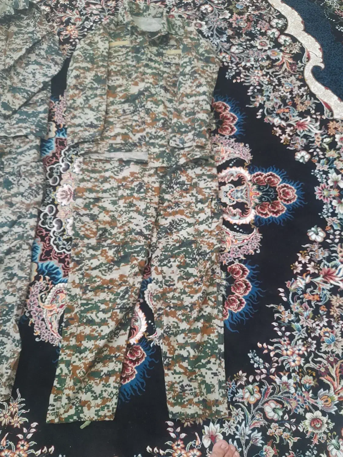 دو دست لباس نظامی|لباس|کرمانشاه, |دیوار