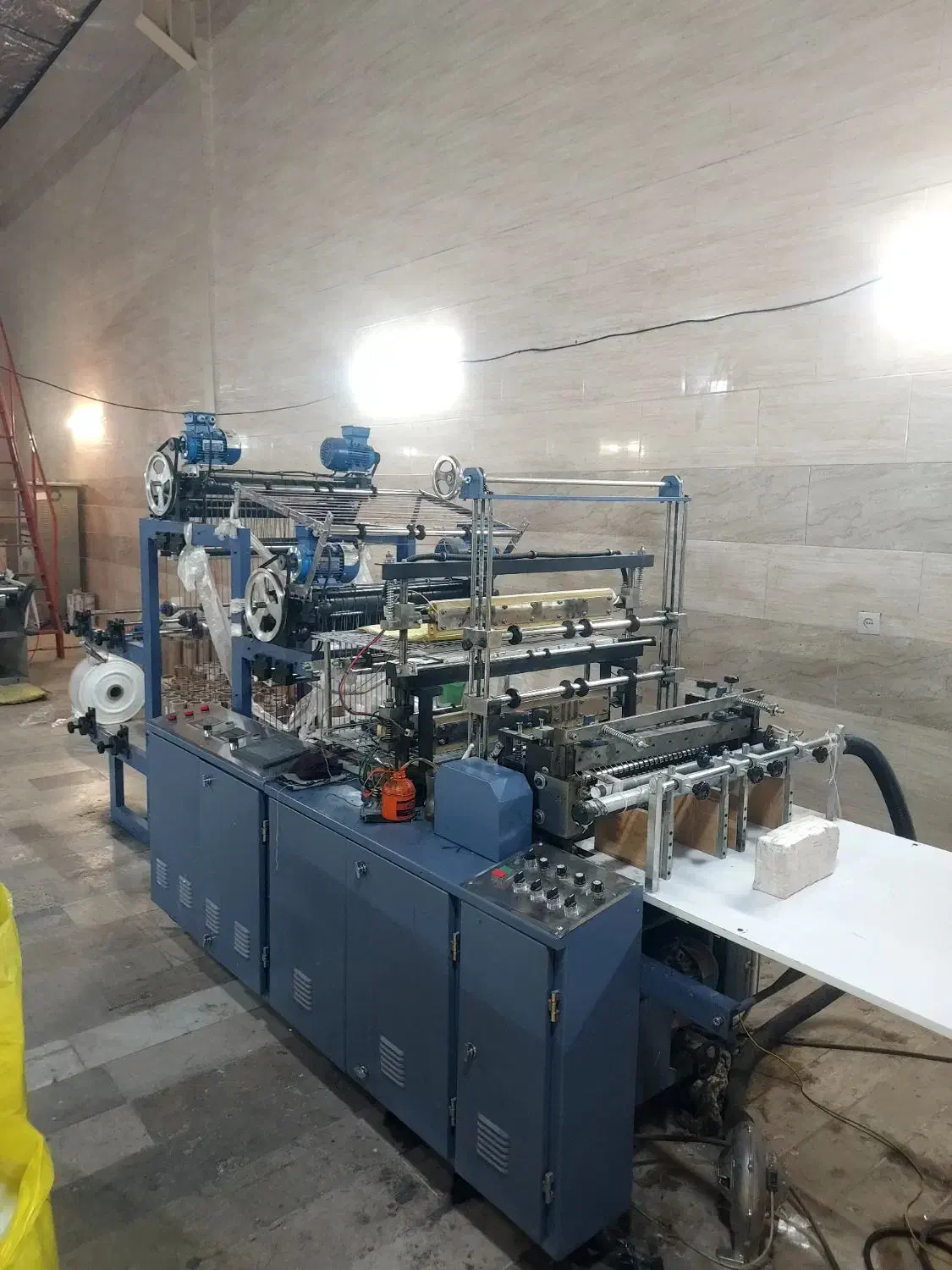 تولید و پخش انواع نایلکس رکابی و زباله|عمدهفروشی|قم, کوه سفید|دیوار