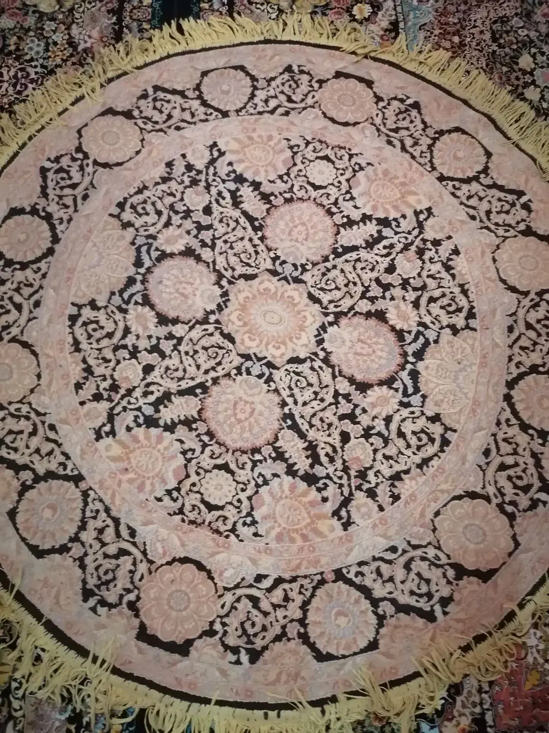 فرش گرد|فرش|کرج, جهان‌شهر|دیوار