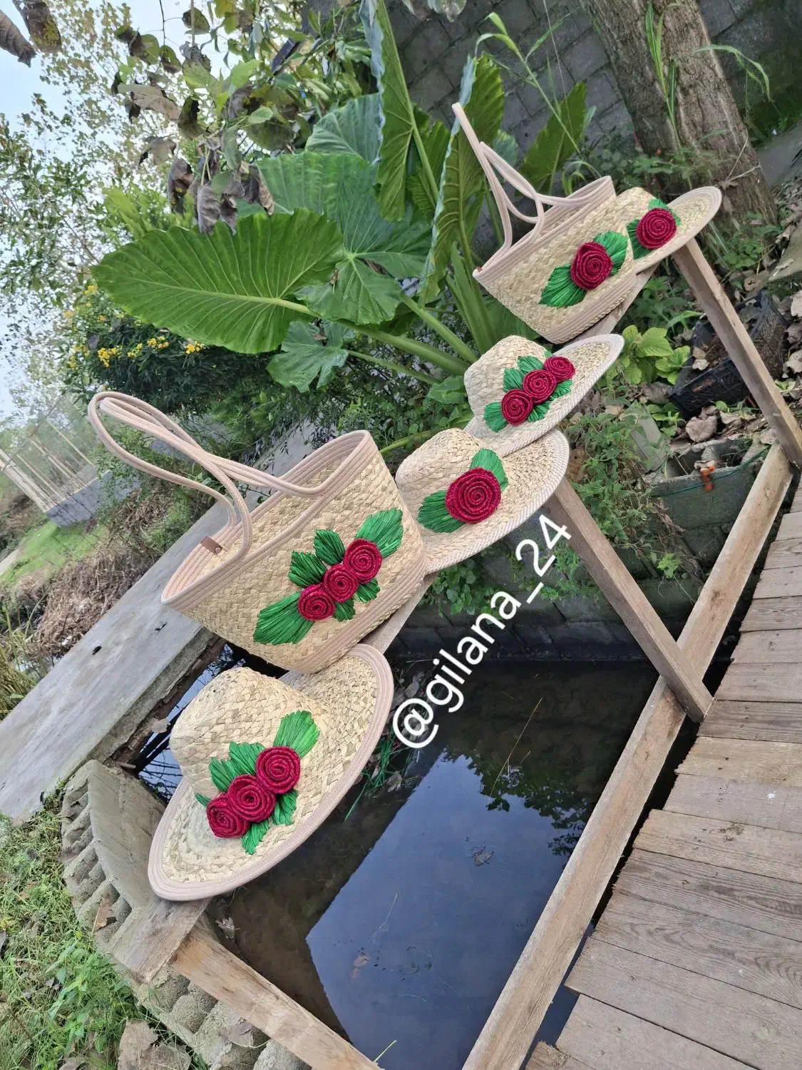 زنبیل وکلاه گلدار زیبا|لباس|خمام, |دیوار