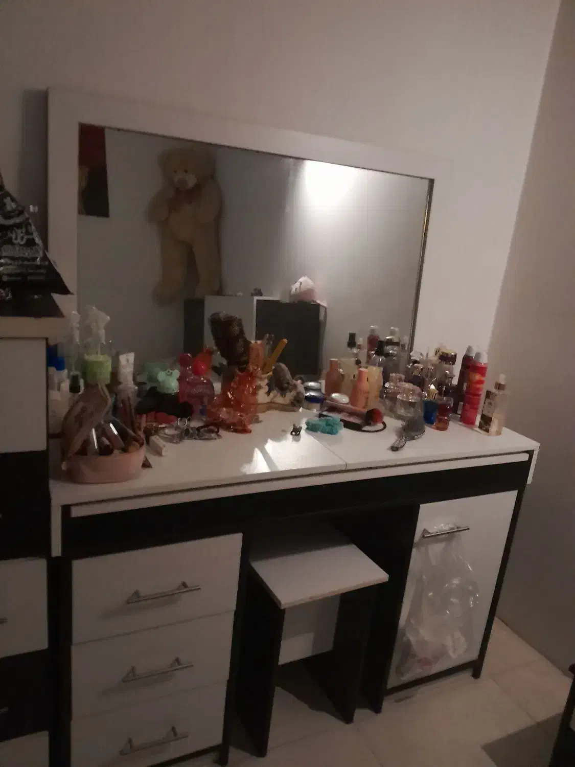 دراور ومیز ارایش ام دی اف اصل ضد خش و ریل کپسولی|تخت و سرویس خواب|رامسر, |دیوار