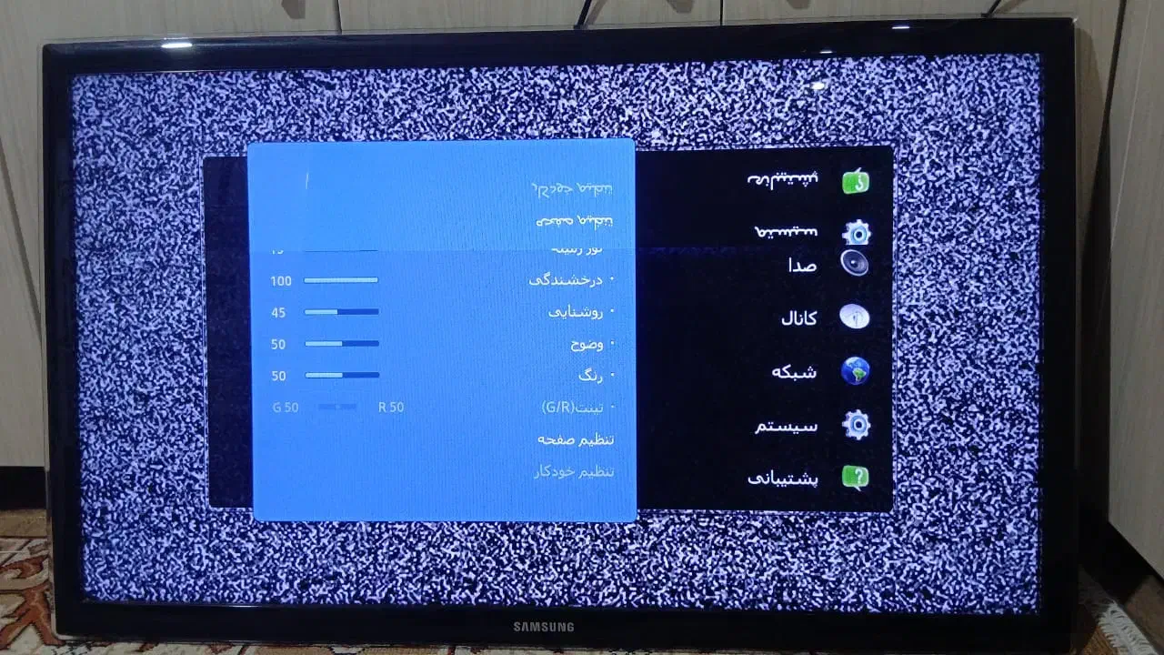 تلویزیون  ۴۰ اینج سامسونگ با میز شیشیی صفحه لمسی|تلویزیون و پروژکتور|ارومیه, |دیوار