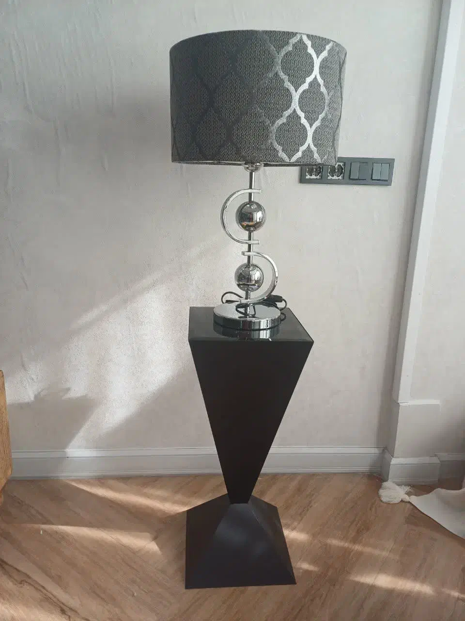 آباژور با میز فلزی|چراغ خواب و آباژور|ری, صفاییه (چشمه علی)|دیوار