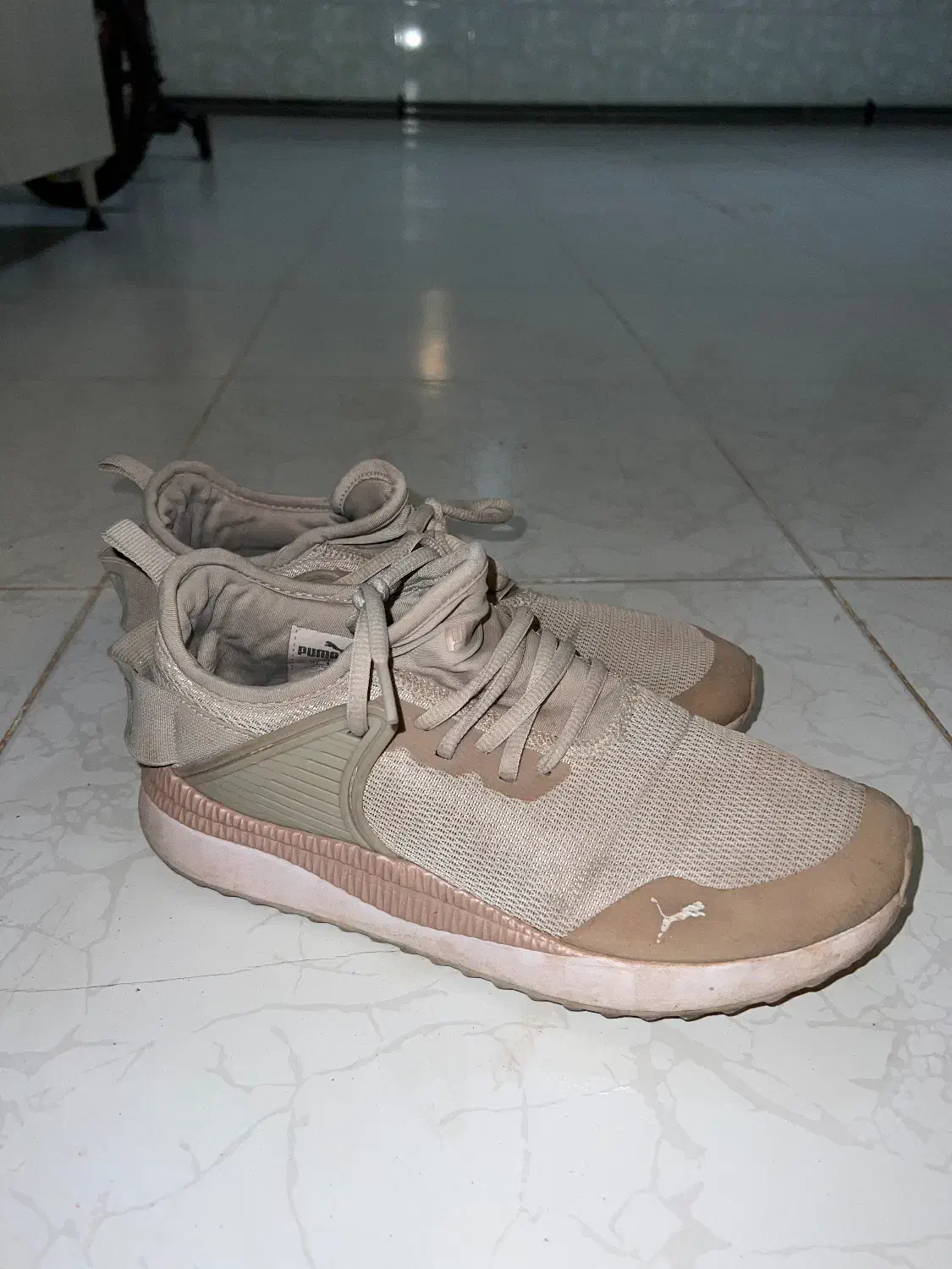 کفش در حد نو|کیف، کفش، کمربند|اقبالیه, |دیوار