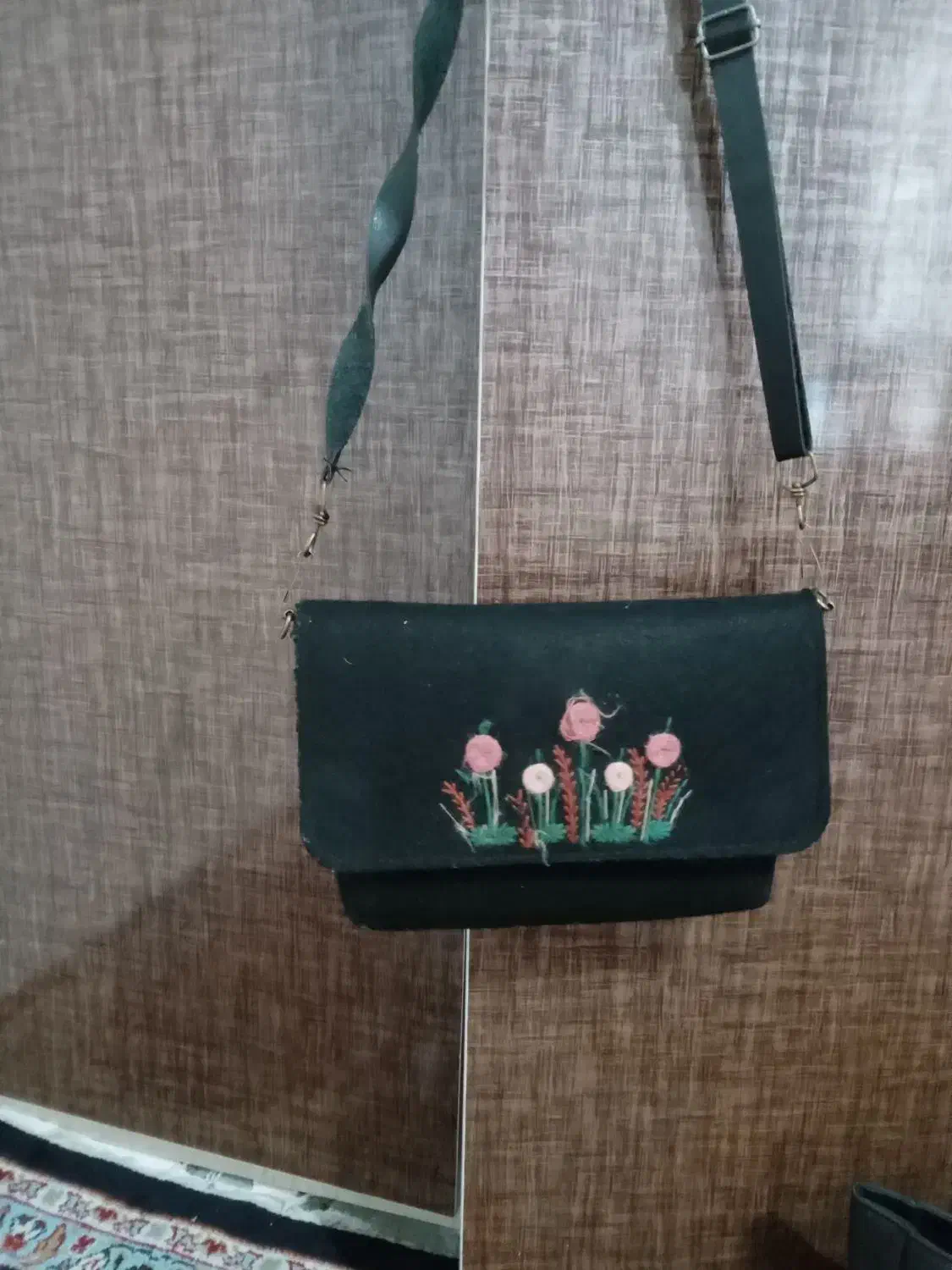 کیف|کیف، کفش، کمربند|تربت‌حیدریه, بالا ولایت|دیوار