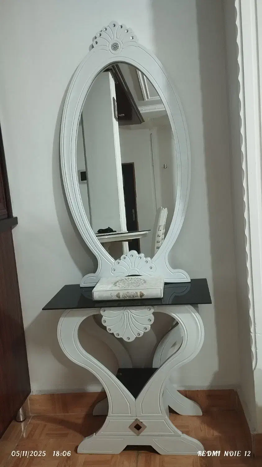 میز و آینه کاملا سالم|بوفه، ویترین، کنسول|رشت, پیرکلاچای|دیوار