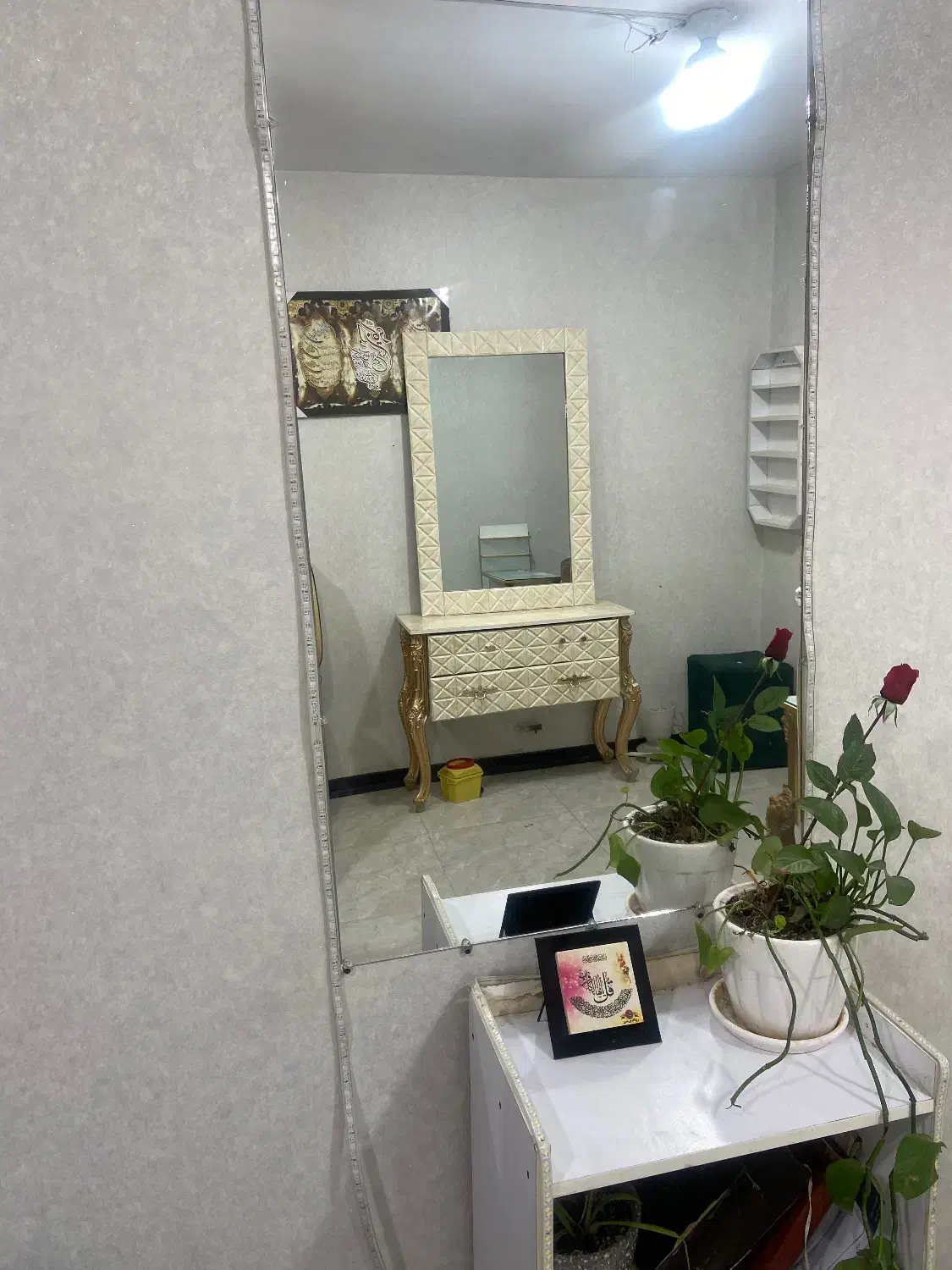 دو تا اینه کاملا سالم یکش با میزش هست|بوفه، ویترین، کنسول|پرند, فاز ۱|دیوار