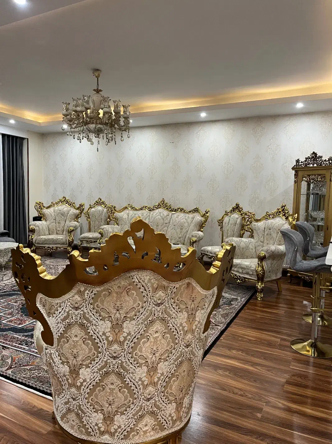 مبل نه نفره سلطنتی بسیار زیباوشیک|مبلمان خانگی و میز عسلی|مشکیندشت, |دیوار