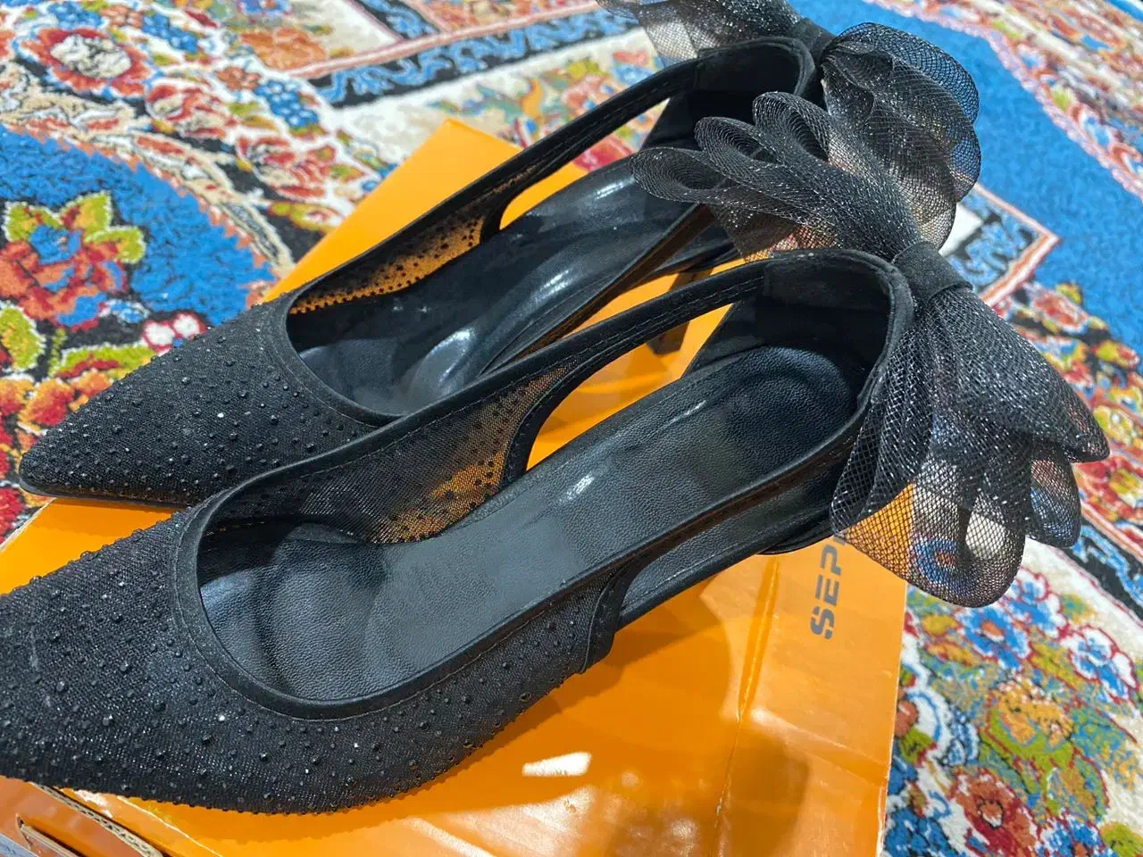 کفش مجلسی|کیف، کفش، کمربند|پرند, فاز ۵|دیوار