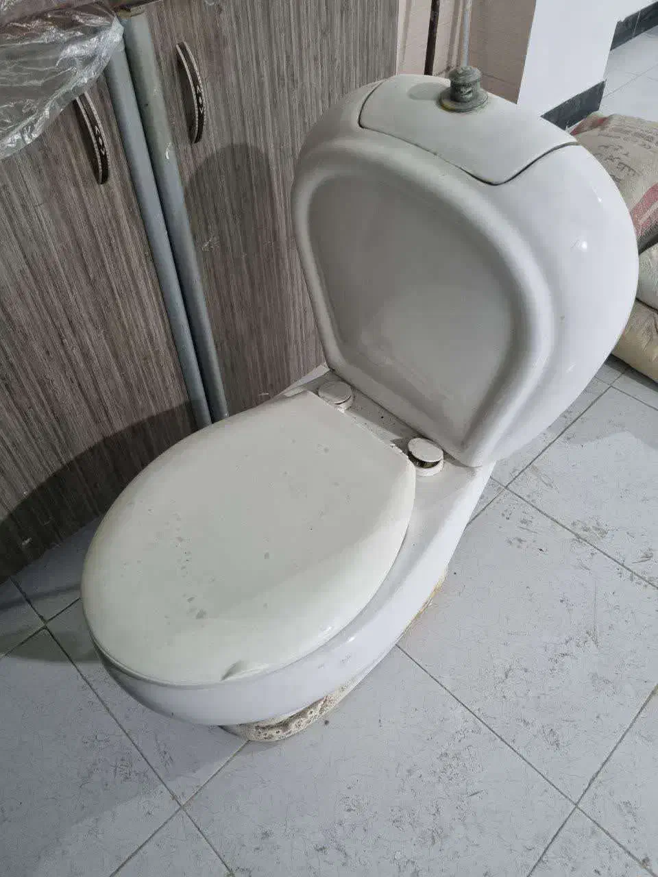 توالت فرنگی و روشویی ایستاده|لوازم سرویس بهداشتی|رشت, فلسطین|دیوار