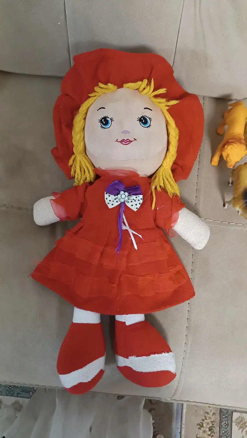 چندعددعروسک ودایناسور|اسباب‌‌بازی|بابل, |دیوار