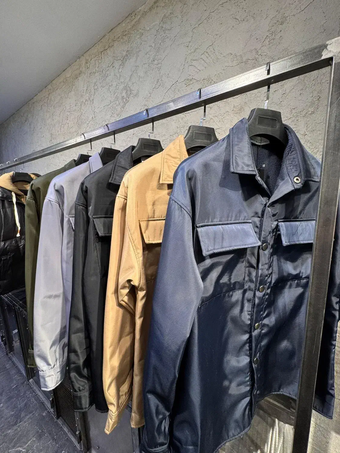 فروش یک جا اجناس پوشاک به دلیل تغییر شغل|عمده‌فروشی|رشت, پارک شهر|دیوار