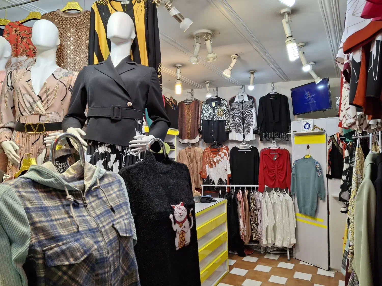 واگذاری اجناس و مغازه(پاساژ ۱۱۰) زیر قیمت کل بازار|لباس|اردبیل, |دیوار