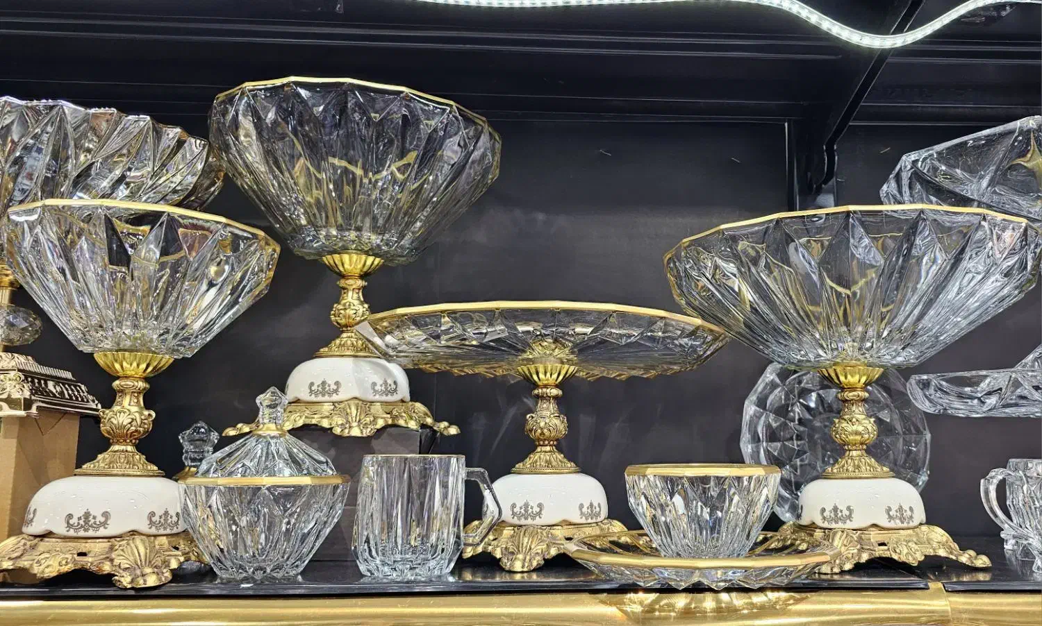 سرویس پذیرایی کریستال و چینی|ظروف سرو و پذیرایی|همدان, |دیوار