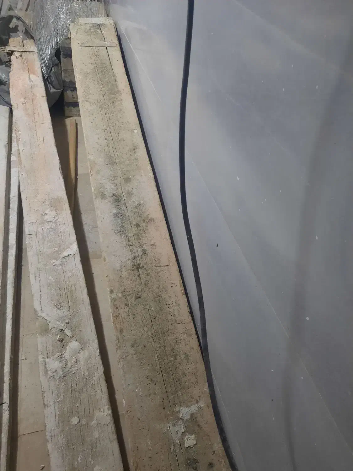 تخته بنایی سرامیک بر درب اتاق و 2 فرغون|مصالح و تجهیزات ساختمان|نظرآباد, رسالت|دیوار