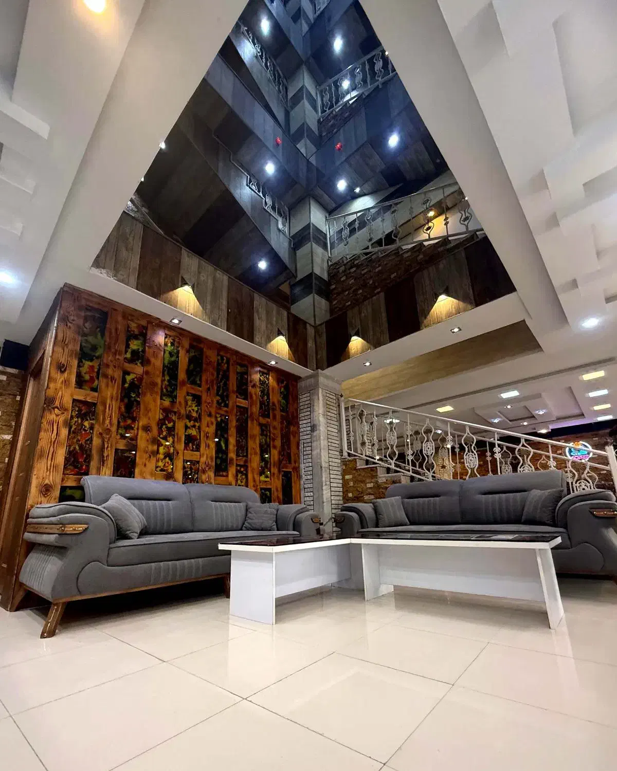 استخدام لابی من وپذیرش هتل|استخدام سرایداری و نظافت|قشم, |دیوار