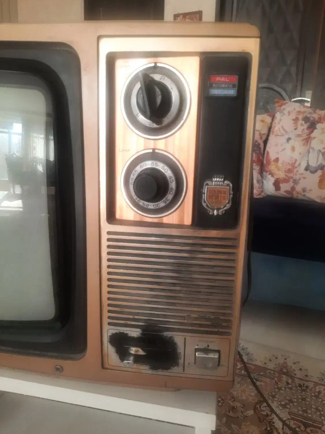 تلوزیون رنگی عتیقه ۱۴اینچ وصندوق چوبی عتیقه|تلویزیون و پروژکتور|اصفهان, خلیل آباد|دیوار