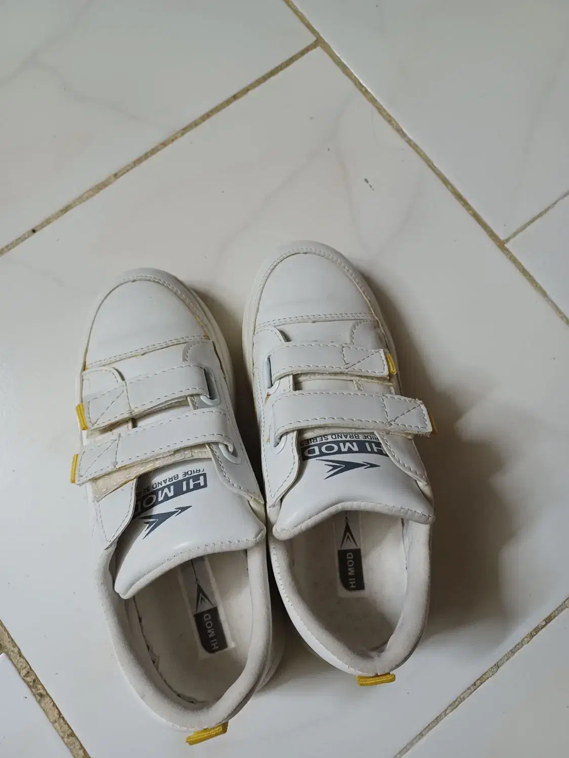 کتانی سفید|کیف، کفش، کمربند|بومهن, |دیوار