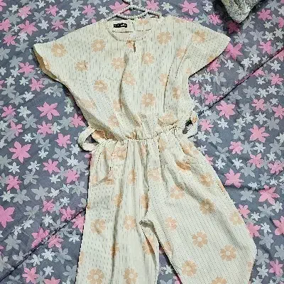 مانتو و اورال|لباس|کاشان, ولیعصر|دیوار