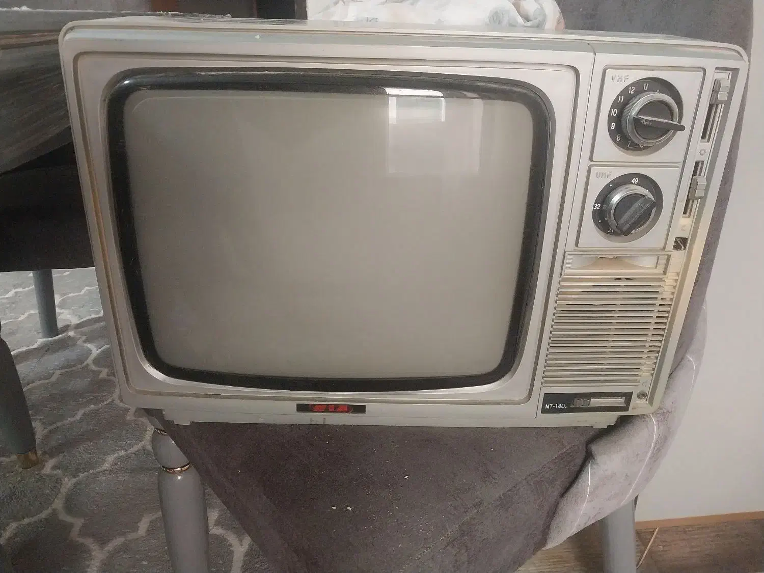 تلویزیون خاکستری قدیمی تزئینی|کلکسیون اشیاء عتیقه|ملارد, |دیوار