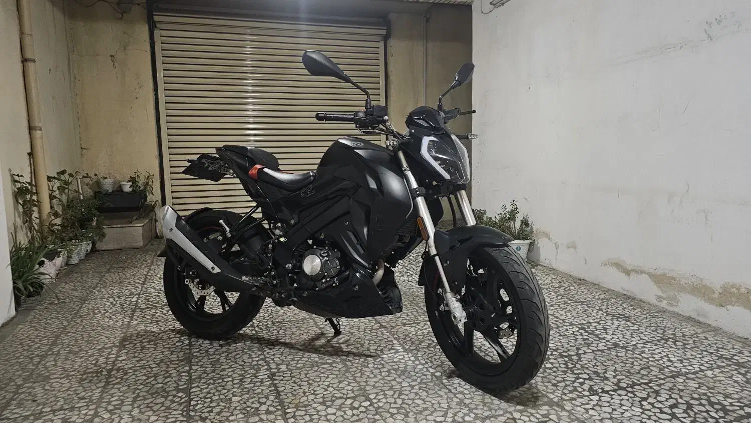 بنلی ۱۸۰ اس|موتورسیکلت|رشت, منظریه|دیوار