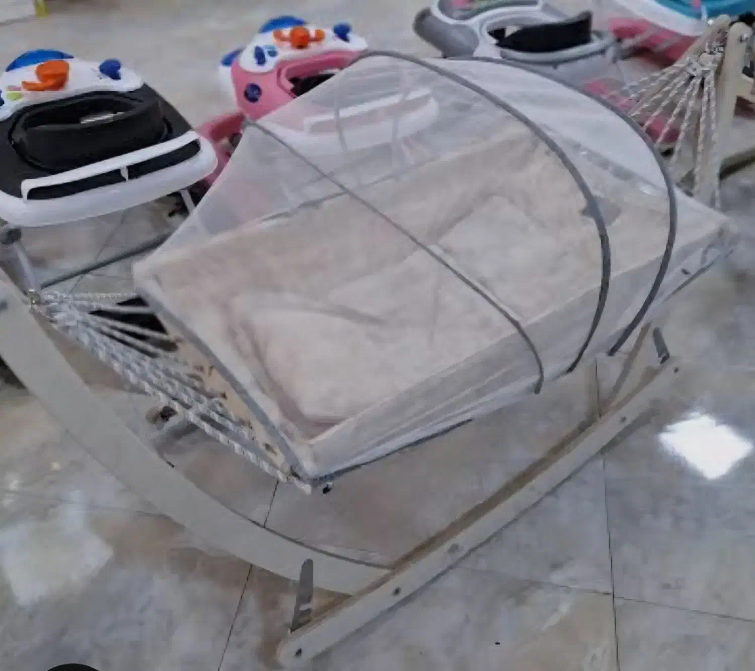 گهواره بانوج|تخت و صندلی بچه|نیشابور, دارایی|دیوار