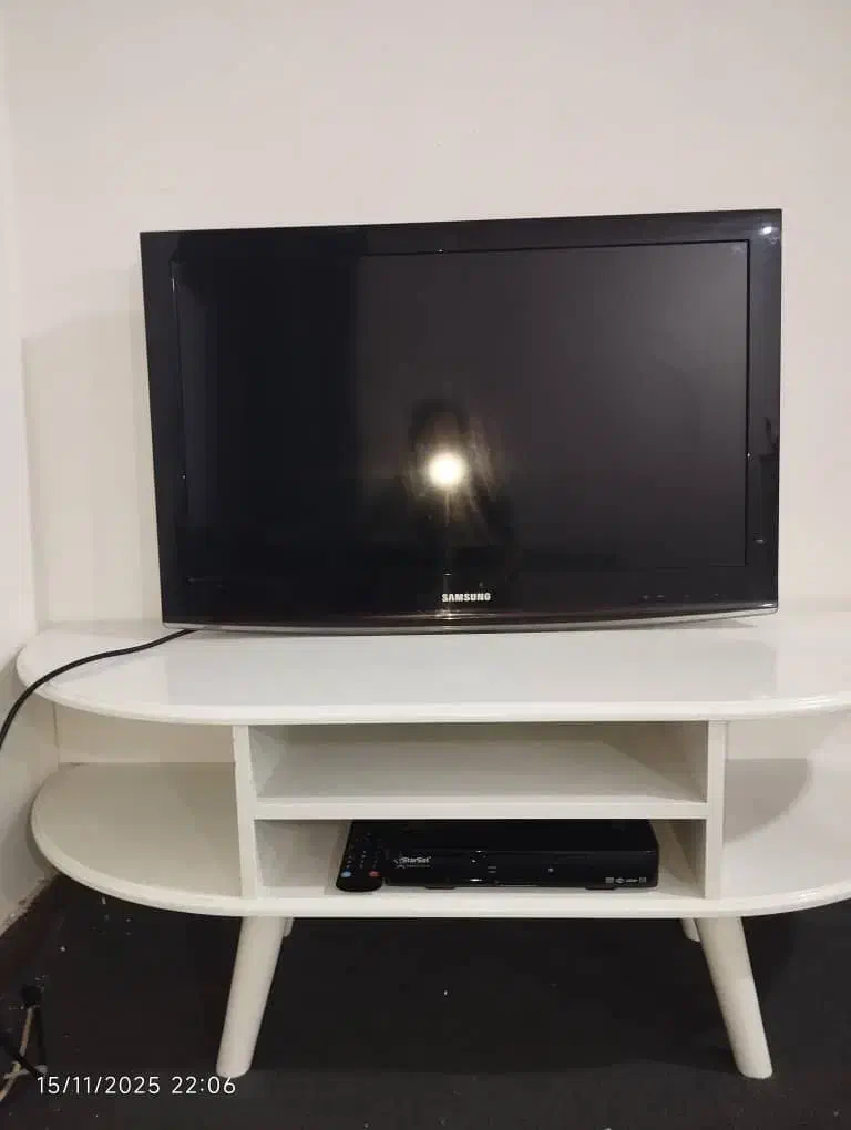 تلویزیون سامسونگ و میز تلویزیون|تلویزیون و پروژکتور|امیدیه, |دیوار