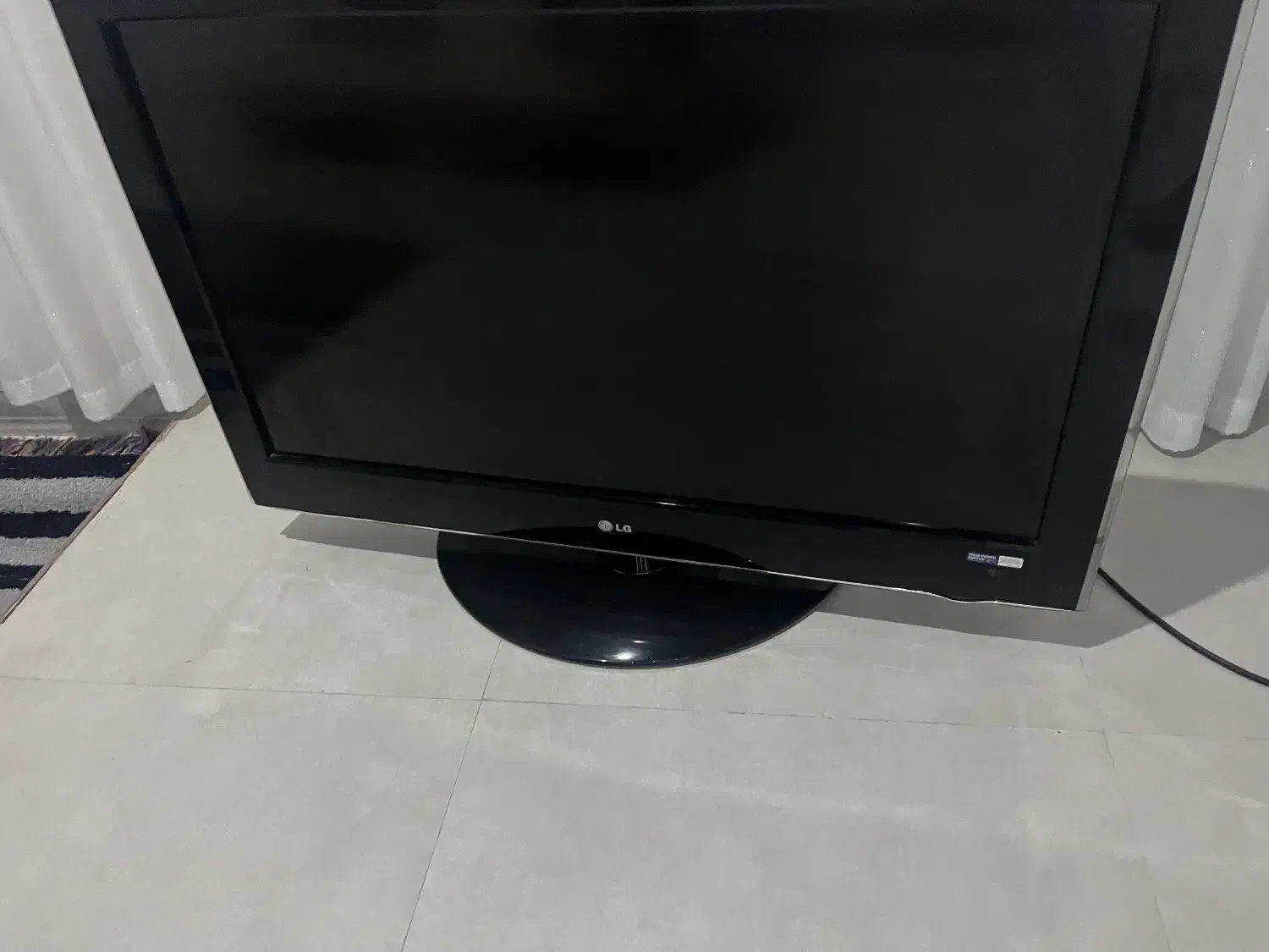 تلویزیون الجی دستگاه دیجیتال و میز|تلویزیون و پروژکتور|بابلسر, |دیوار