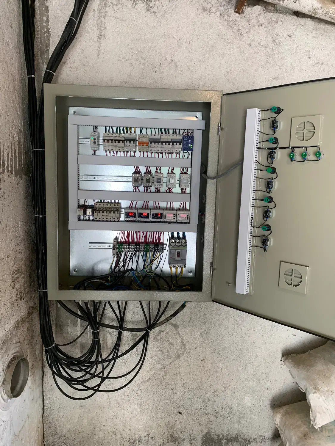 طراحی، ساخت و اجرای انواع تابلو های برق و ژنراتور|خدمات پیشه و مهارت|بابل, |دیوار