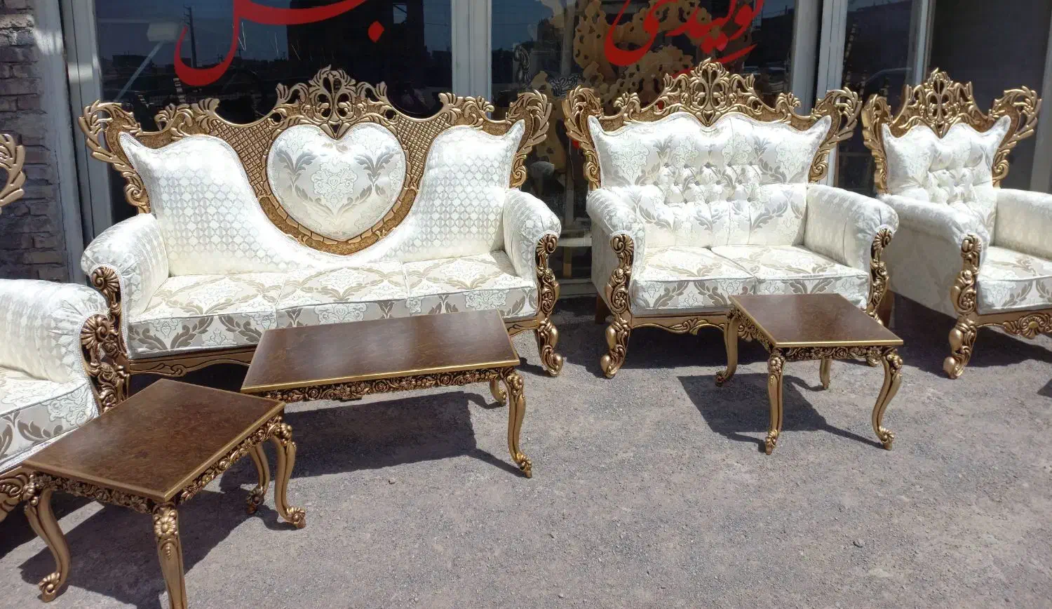 ایفل|مبلمان خانگی و میز عسلی|میانه, |دیوار