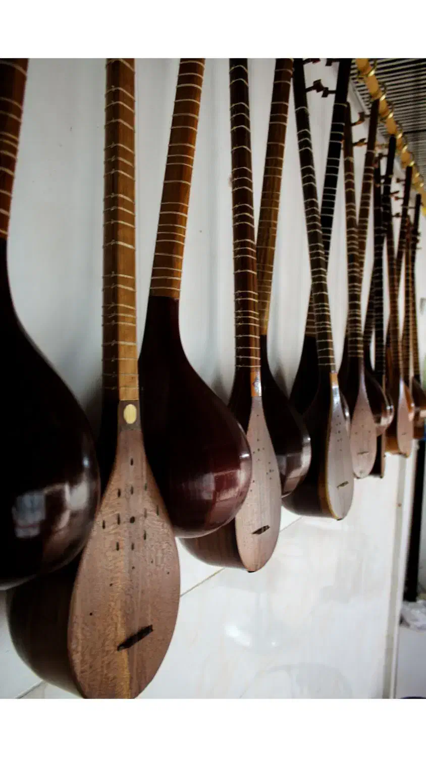 سه تار کبودرآهنگ|سازهای سنتی|کبودرآهنگ, |دیوار