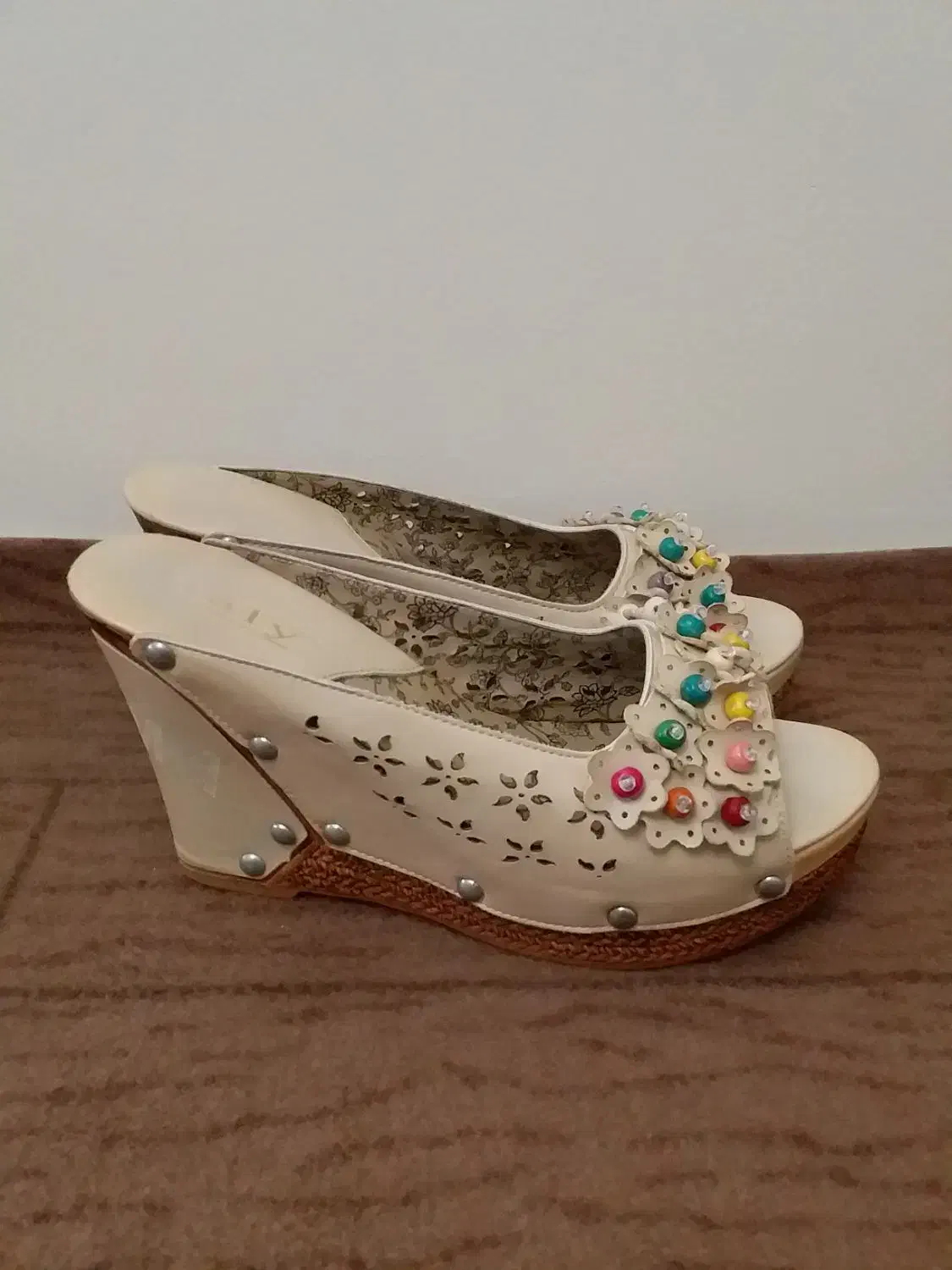 دمپایی|کیف، کفش، کمربند|میانه, |دیوار