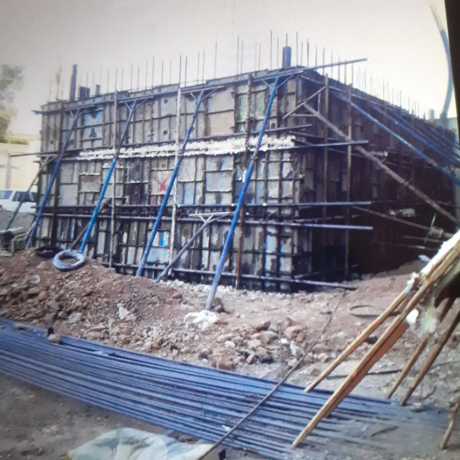 اجرای کامل فنداسیون و اسکلت فلزی و سقف بتنی|خدمات پیشه و مهارت|کوهدشت, |دیوار