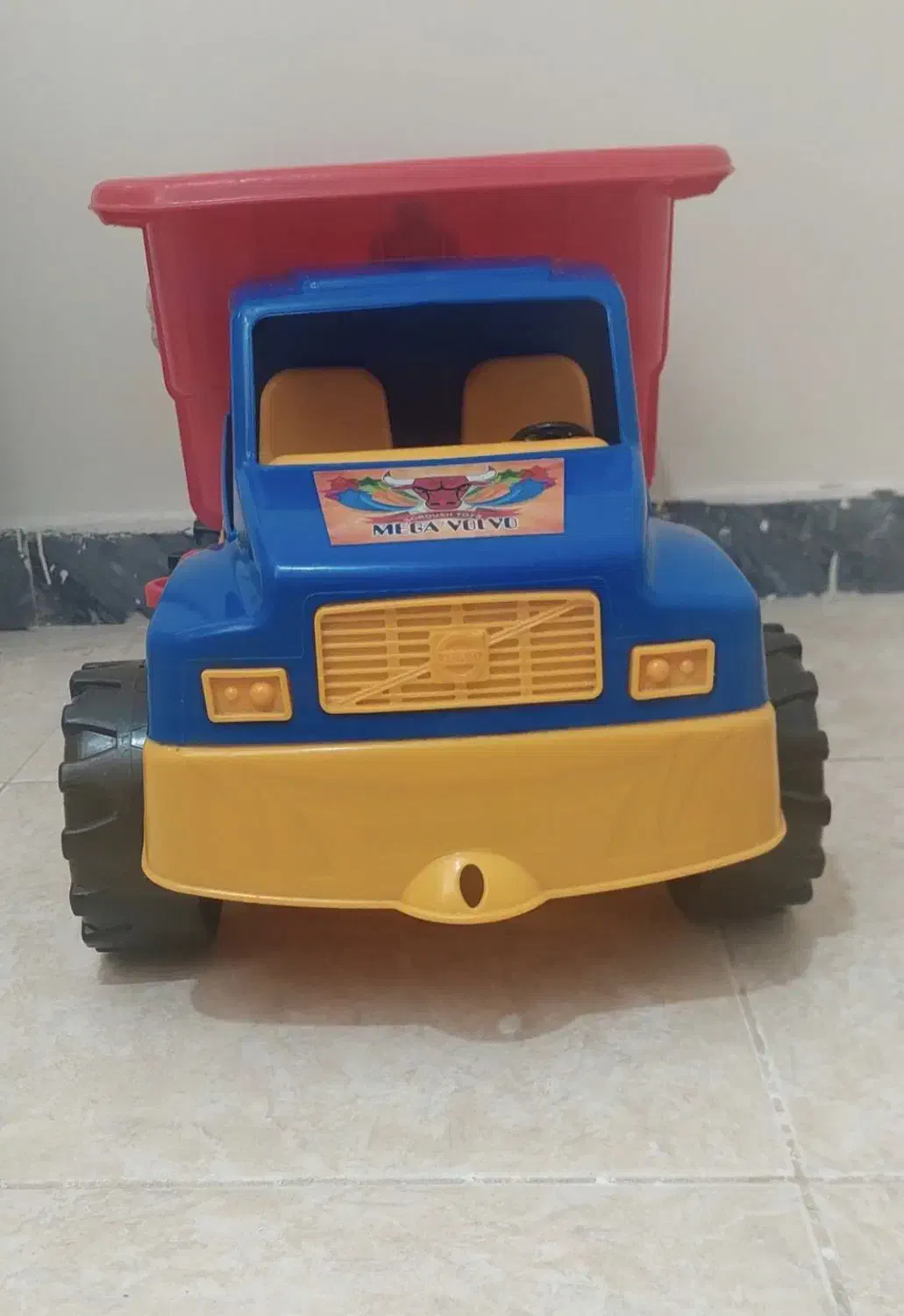 کامیون اسباب بازی همراه با بیلچه|اسباب‌‌بازی|بومهن, |دیوار