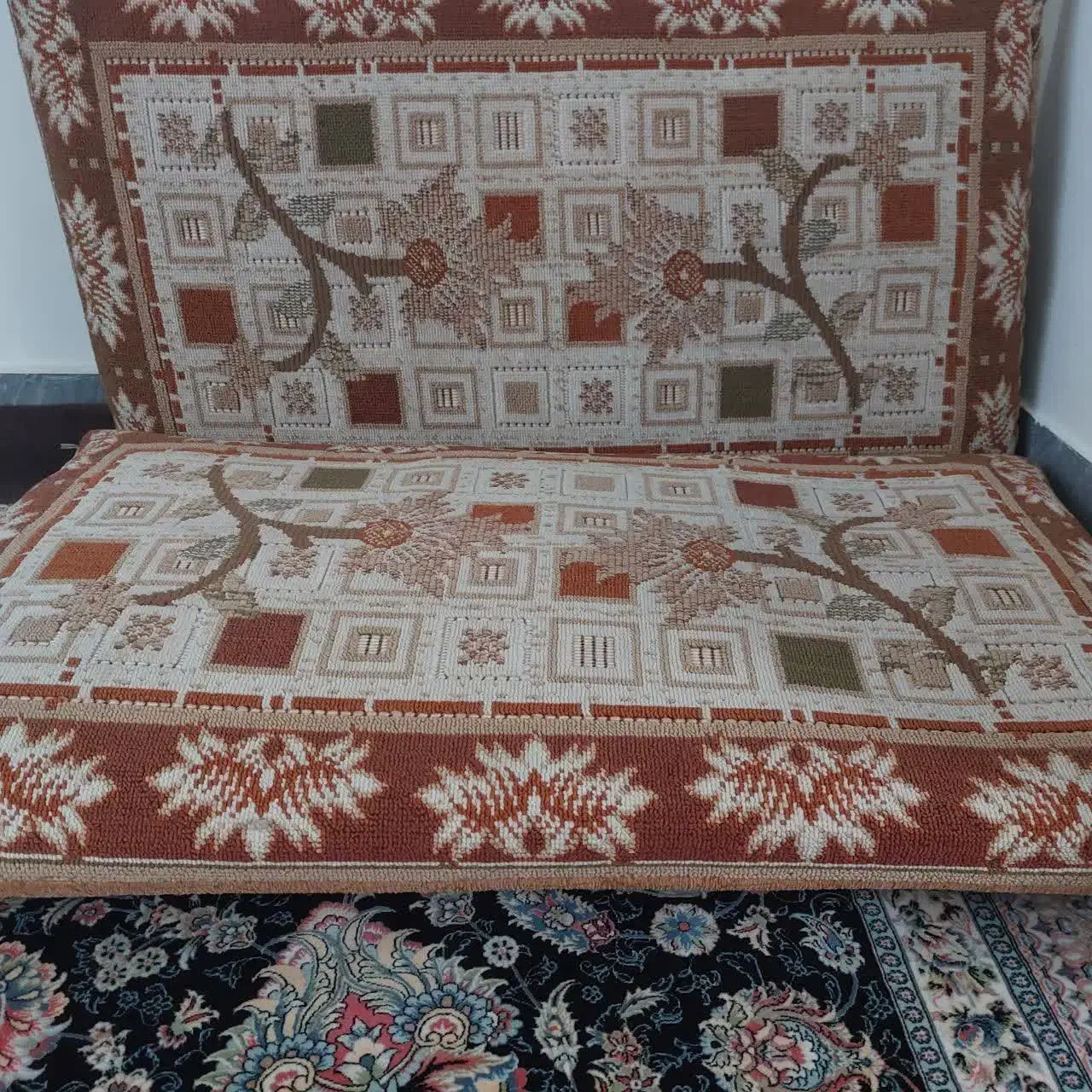 چهار جفت پشتی|پشتی|اقبالیه, |دیوار