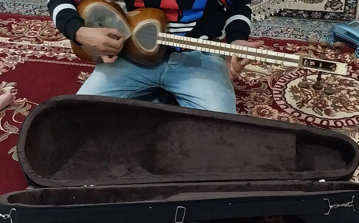 تار دو مهر خالقی|سازهای سنتی|لالجین, |دیوار