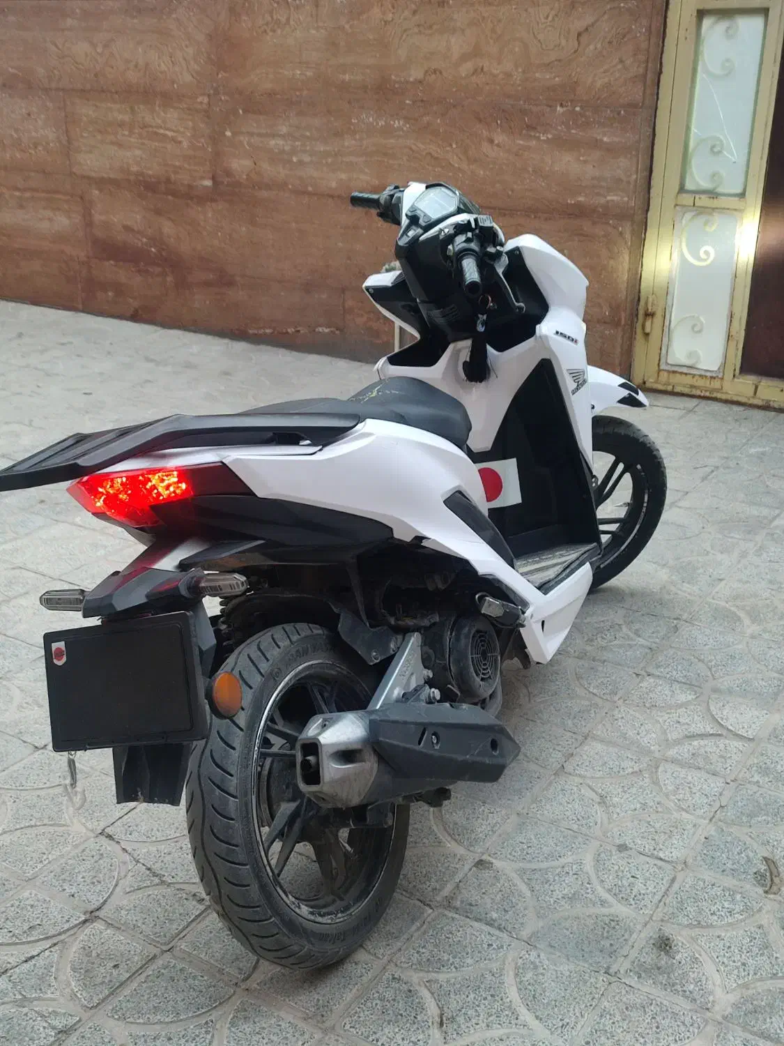 کلیک ۱۵۰ کریستال|موتورسیکلت|دورود, |دیوار