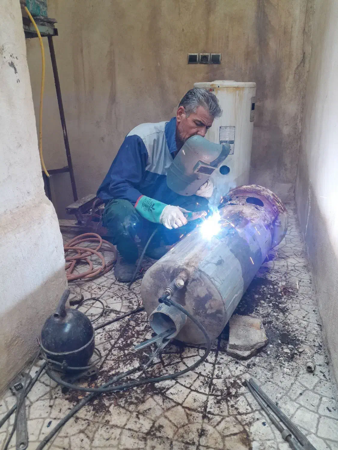 تعمیرات تخصصی آبگرمکن ایستاده و دیواری|خدمات پیشه و مهارت|قم, زنبیل آباد|دیوار