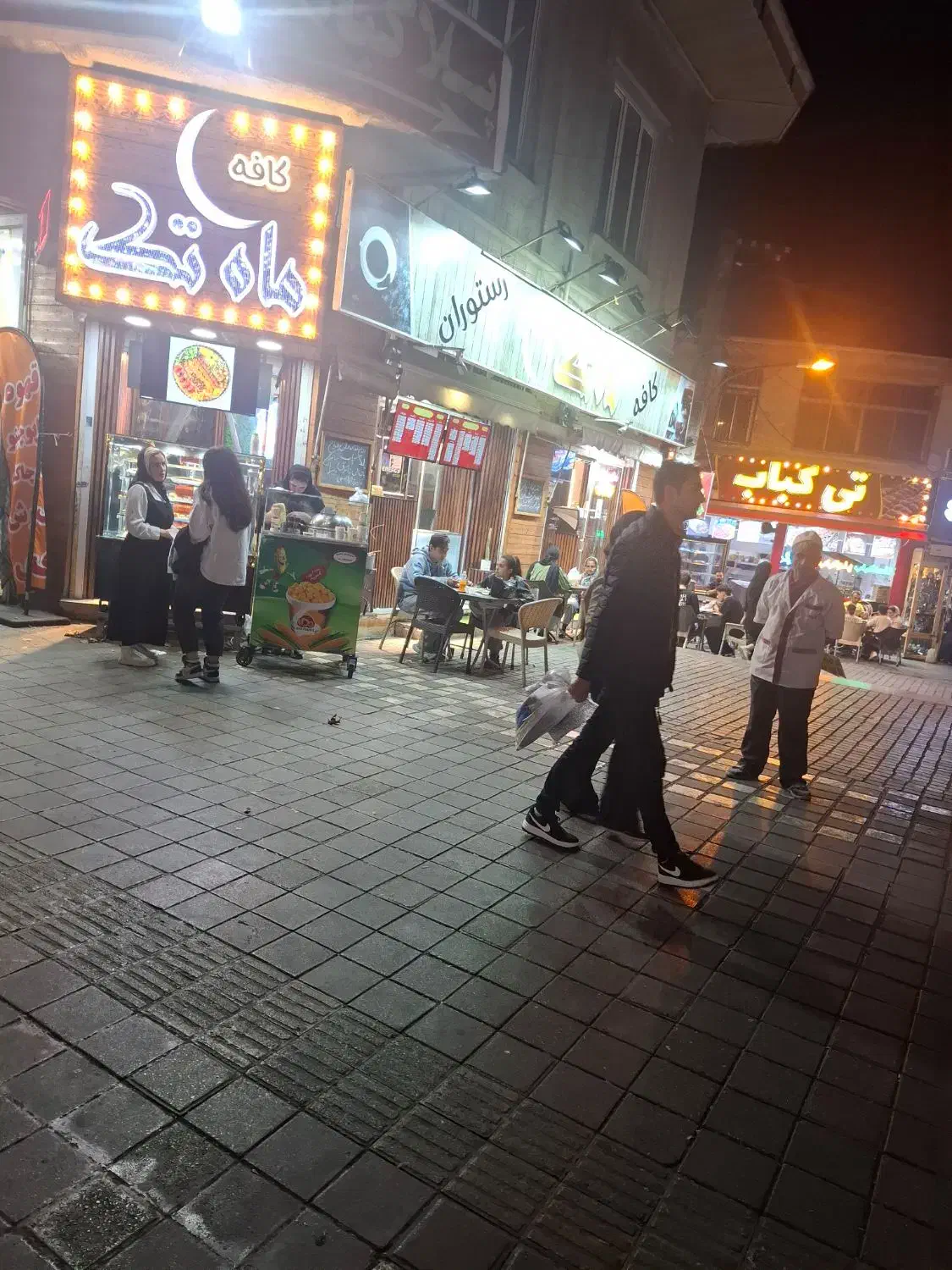 به تعدادی فست فود کار نیازمندیم.|استخدام خدمات فروشگاه و رستوران|رشت, چله خانه|دیوار